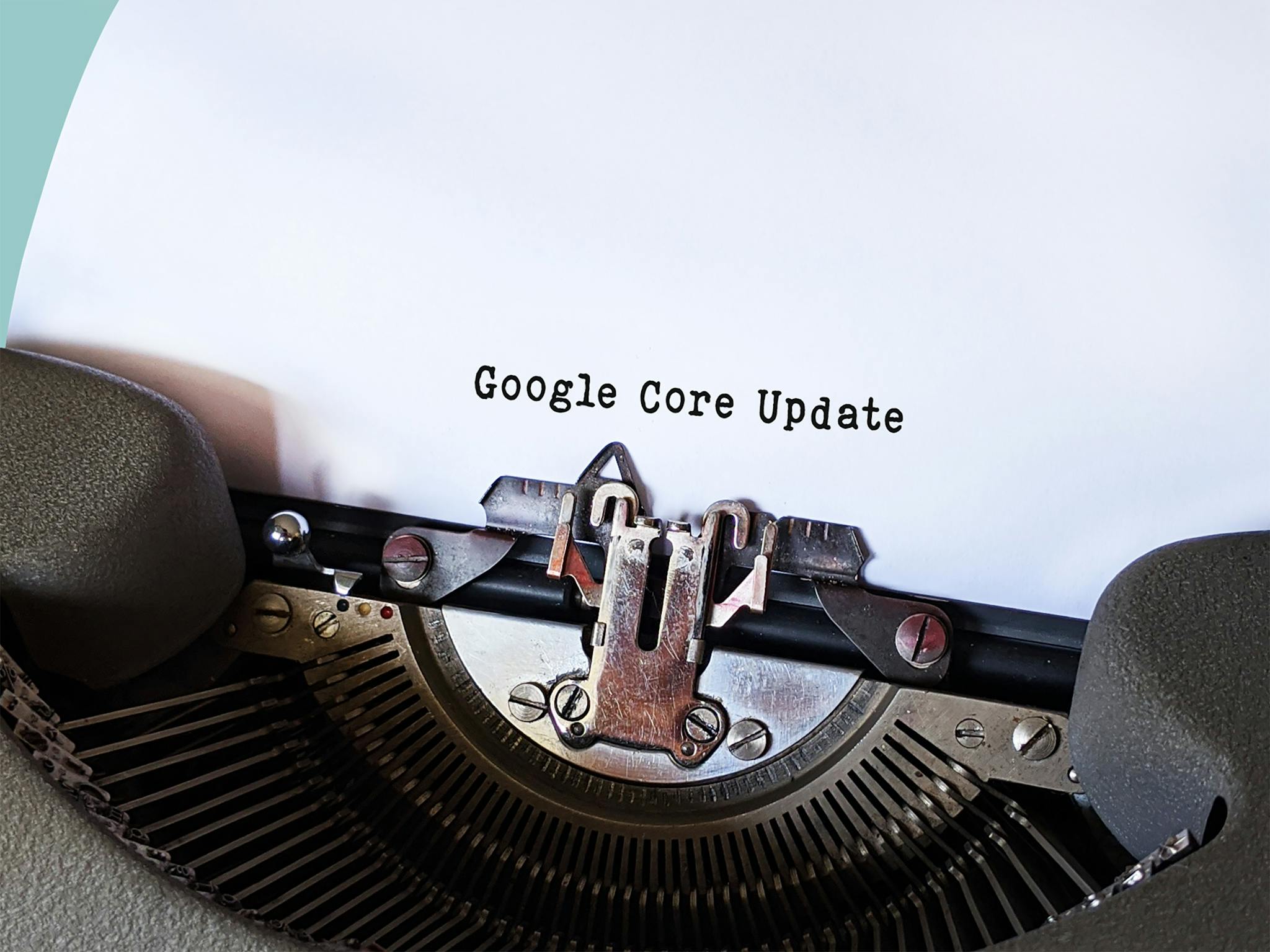 SEO Content Lösungen 2 Close-up of a typewriter typing 'Google Core Update' on paper, symbolizing digital advancement.